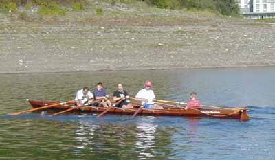 Bild02_Boot_zwei beim stemmen